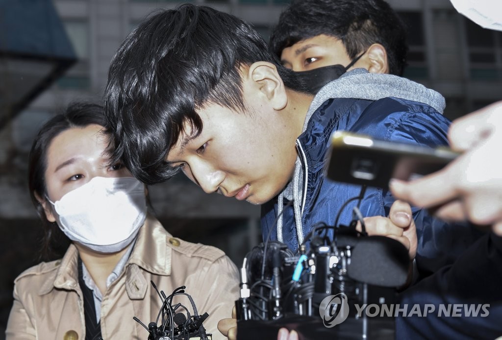 当地时间17日上午，首尔钟路警察局将姜勋移交至首尔中央地方检察厅。图源：韩联社