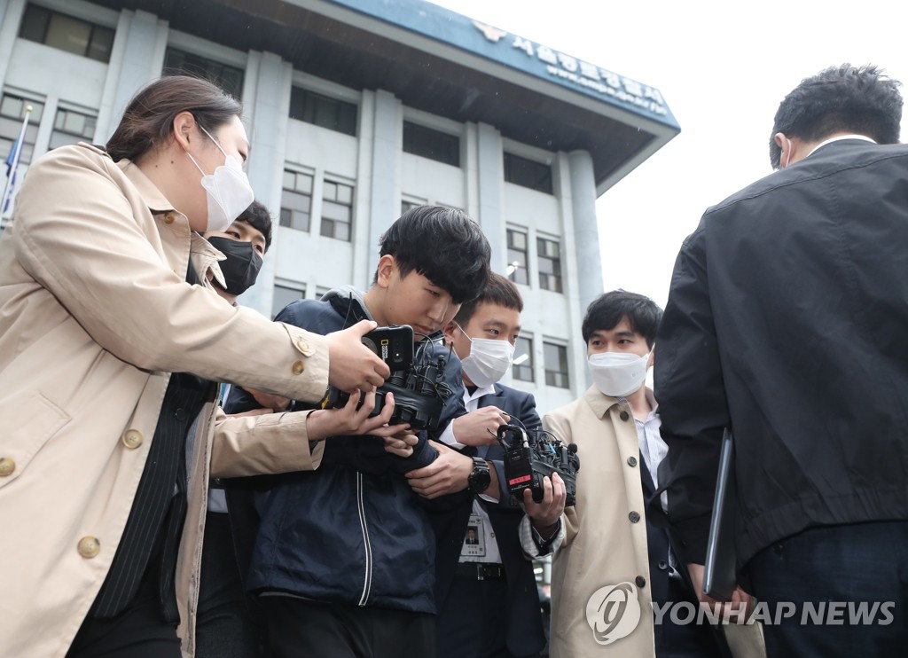 當地時間17日上午，首爾鐘路警察局將姜勛移交至首爾中央地方檢察廳。圖源：韓聯社