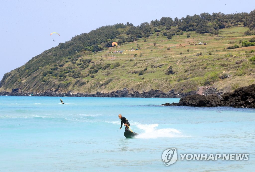 上周日26日下午，在济州市朝天邑咸德海水浴场，游客们正在享受海洋休闲运动。