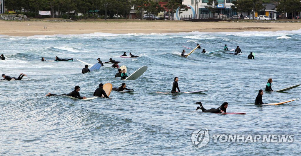 26日，在江原襄阳竹岛海边，冲浪爱好者正在乘风破浪。