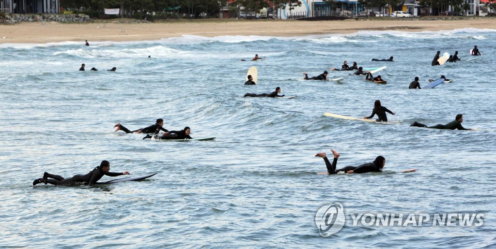 26日，在江原襄阳竹岛海边，冲浪爱好者正在乘风破浪。