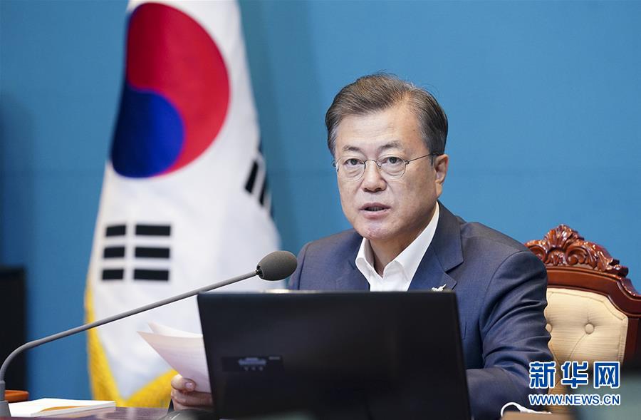 4月27日，韓國總統文在寅在首爾青瓦台主持會議。新華社發（青瓦台供圖）