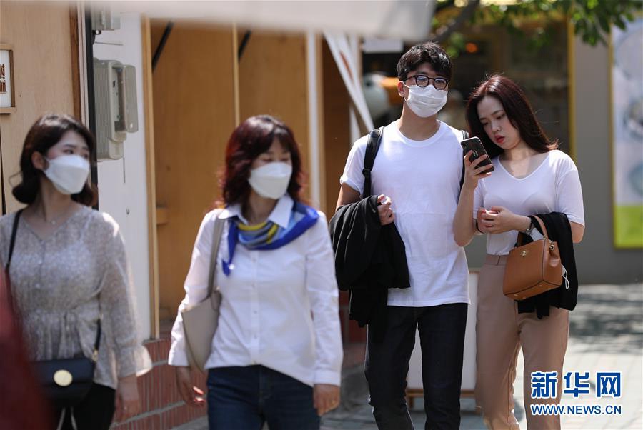 5月6日，人們在韓國首爾益善洞逛街。 