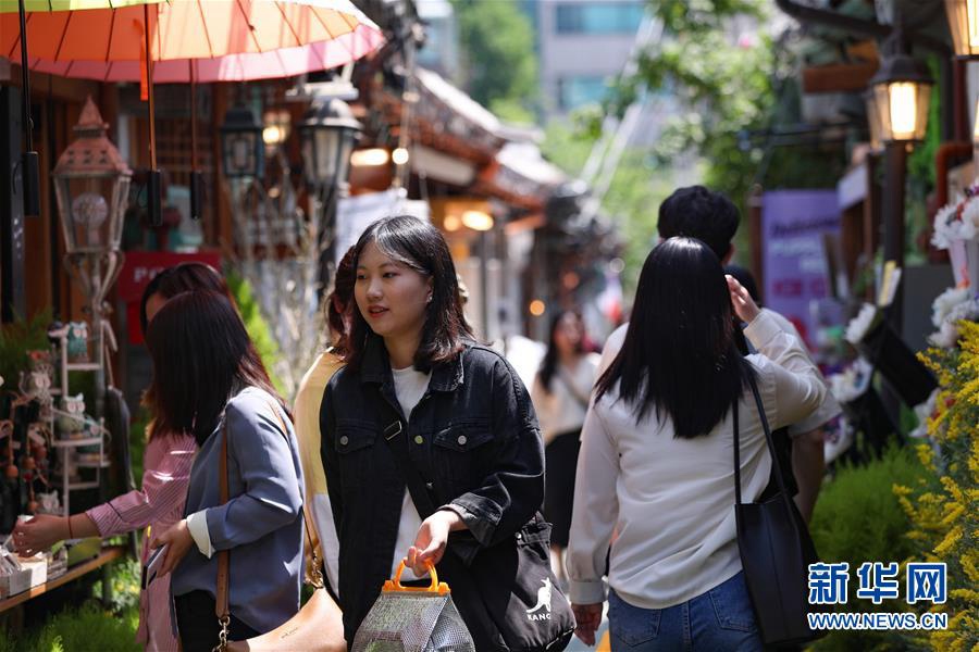 5月6日，人們在韓國首爾益善洞逛街。