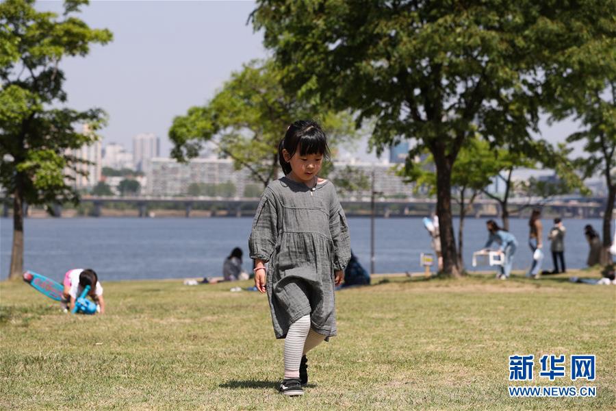 5月6日，小朋友在韓國首爾汝矣島漢江公園玩耍。