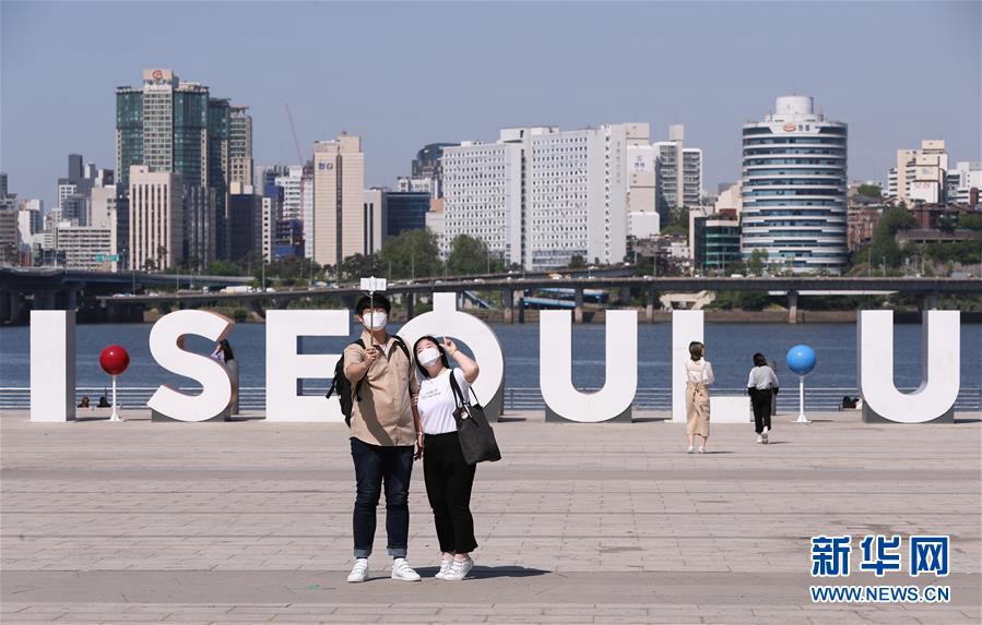 5月6日，一對男女在韓國首爾汝矣島漢江公園自拍。