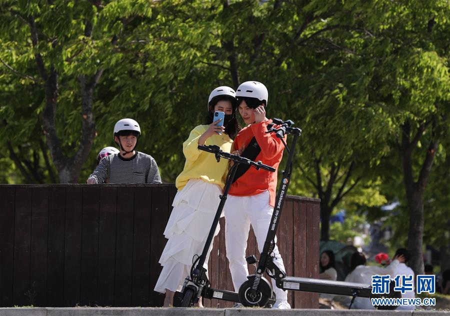5月6日，人們在韓國首爾汝矣島漢江公園休閑。