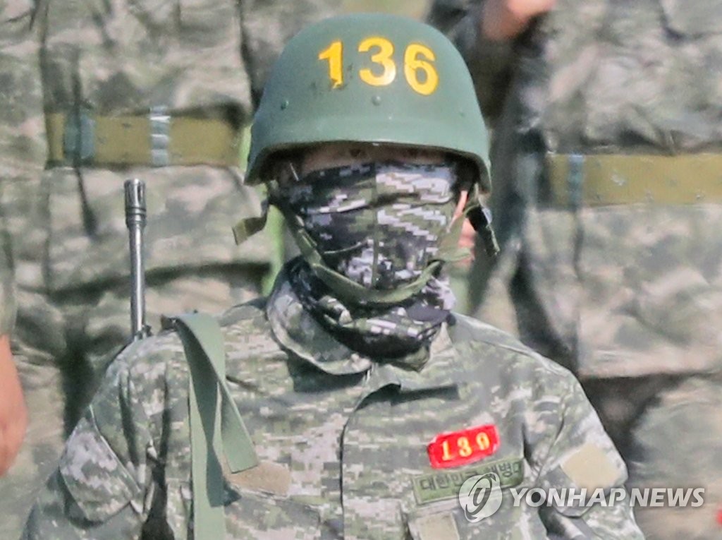 6日下午，139號訓練兵孫興慜當天戴著136號防彈頭盔。