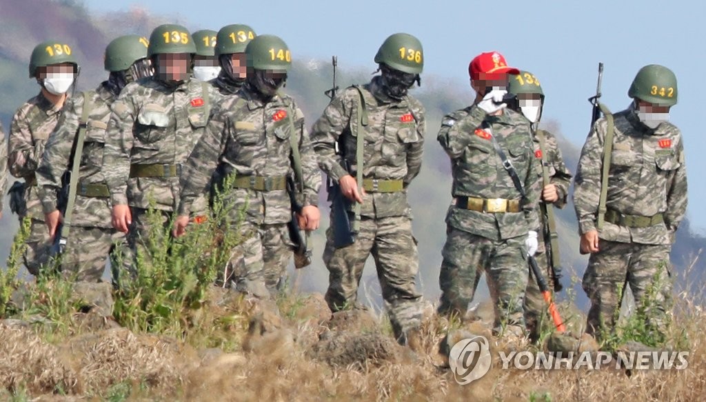 6日下午，139號訓練兵孫興慜當天戴著136號防彈頭盔，結束射擊訓練后，手持步槍正在行進。
