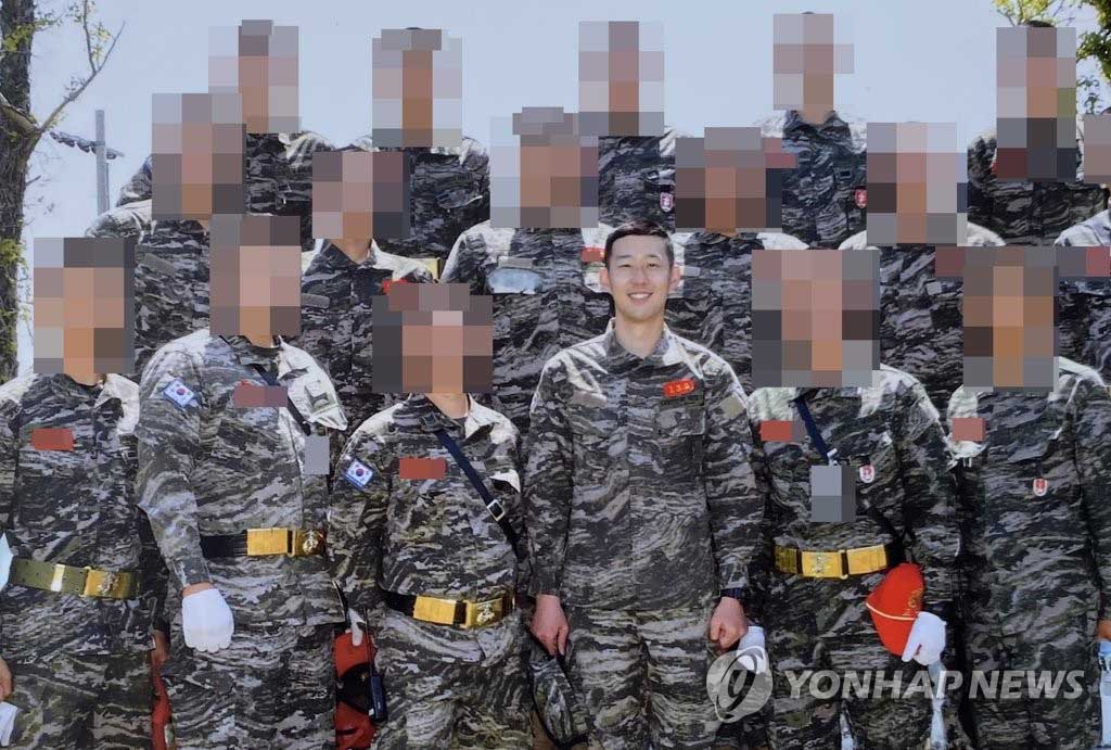 圖為孫興慜與其他訓練兵的集體照。