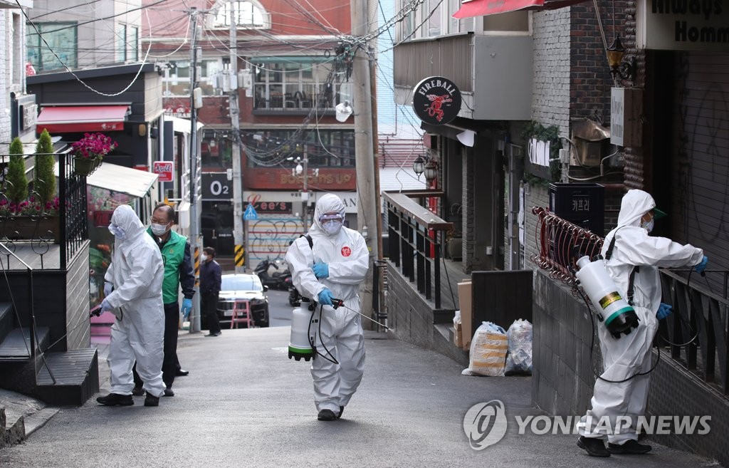 防疫志願者們正在為首爾龍山區牛師團路周圍的街道消毒。