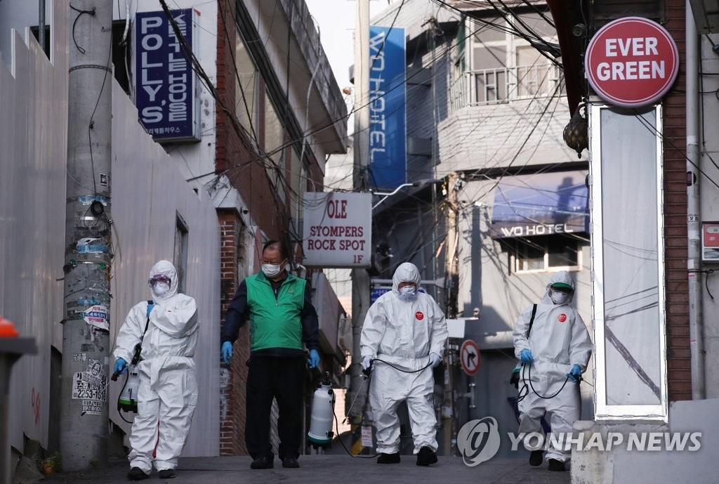 防疫志願者們正在為首爾龍山區牛師團路周圍的街道消毒。