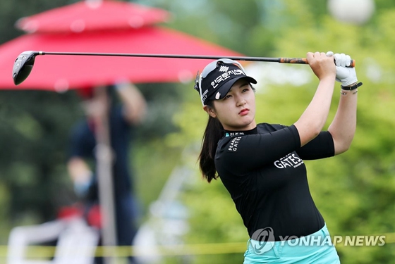 疫情下韓國女子職業高爾夫球巡回錦標賽首輪比賽結束 朴賢京奪冠