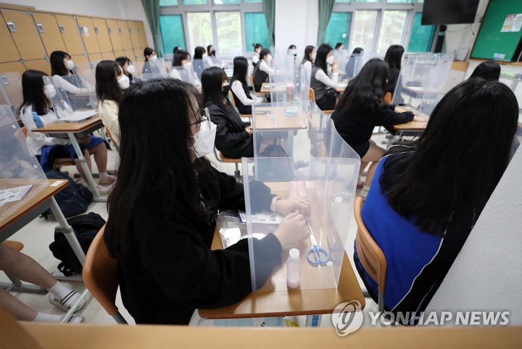 因疫情推遲線下開學80天后，韓國高三學生於20日線下復課。20日上午，在大邱市全民高中，學生們准備上課。每張課桌裝置隔板，降低學生相互接觸的感染風險。