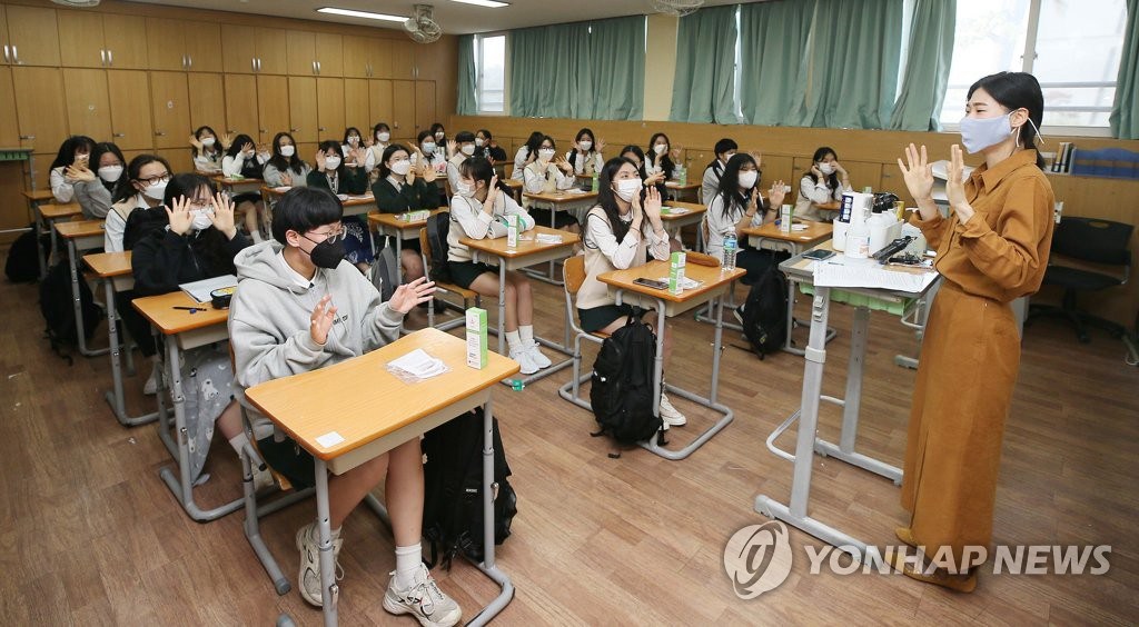 20日上午，在濟州女子高中高三年級班中，老師與學生等全員佩戴口罩上課。