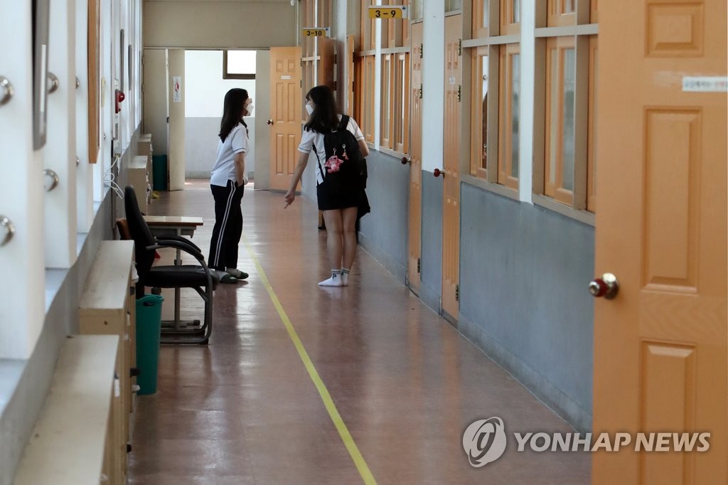 20日上午，在光州某女子高中，教室前的走廊上劃著安全線，提醒學生注意保持距離。
