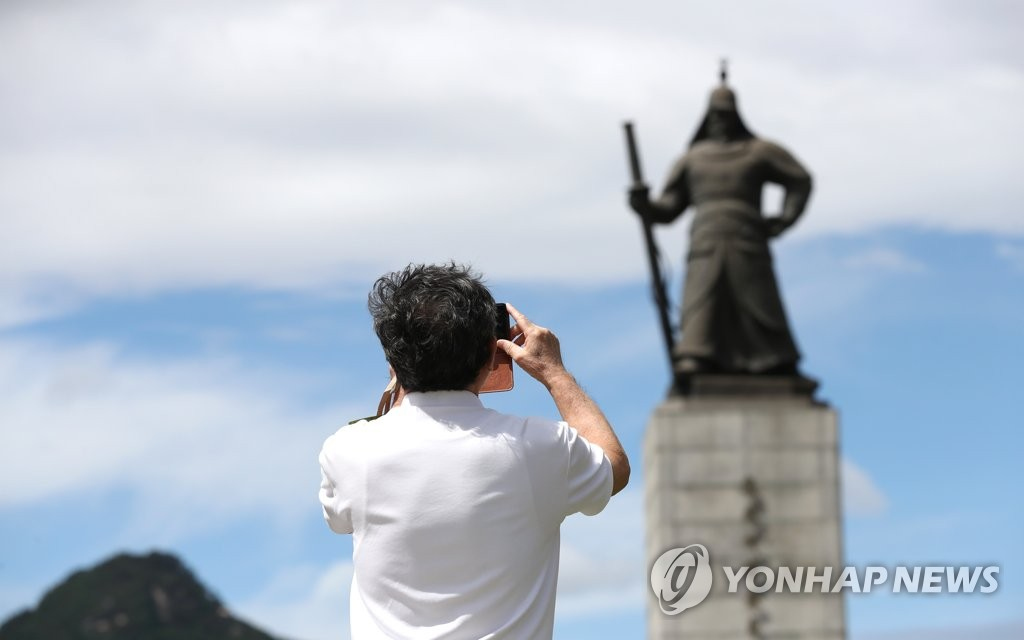 19日下午，在首爾光化門廣場，一位市民正在拍攝李舜臣將軍銅像。