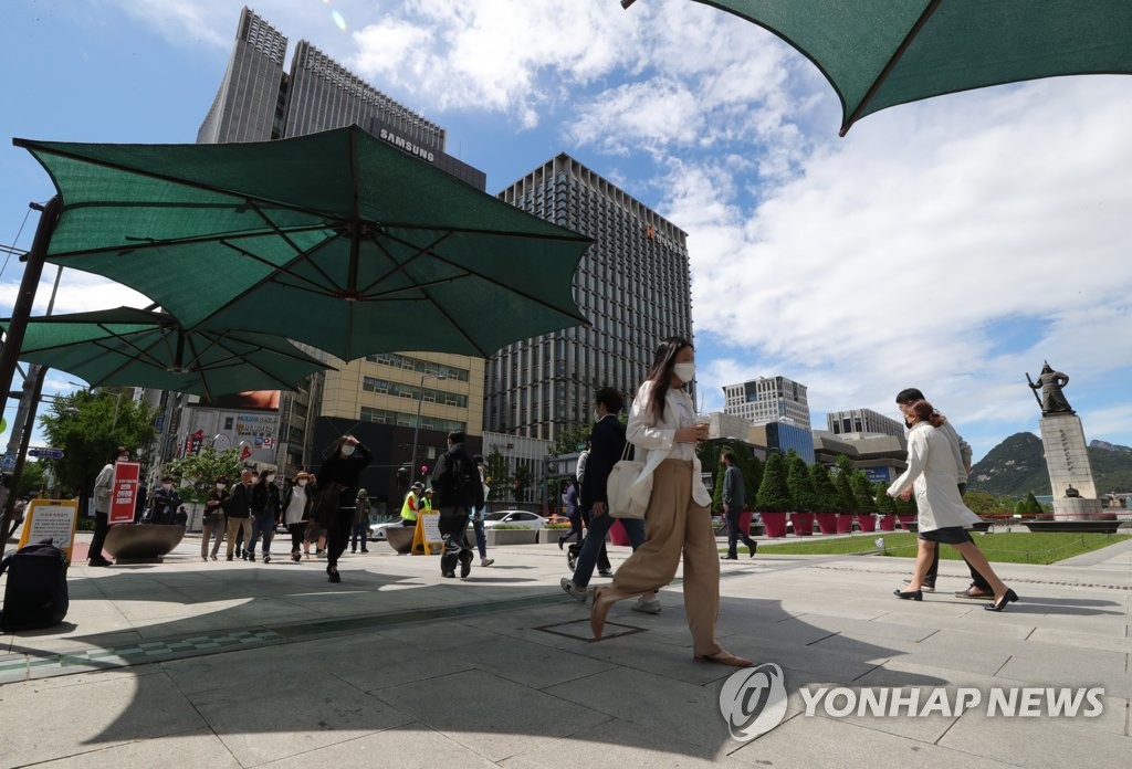 19日下午，市民們步行於首爾光化門廣場。