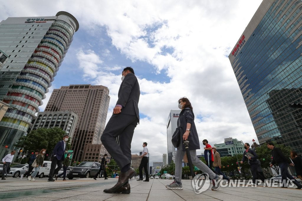 19日下午，市民們步行於首爾光化門廣場。