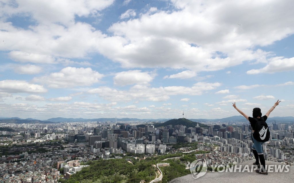 首爾鐘路區仁王山上，市民登山眺遠，雨后的天空一片純淨蔚藍。