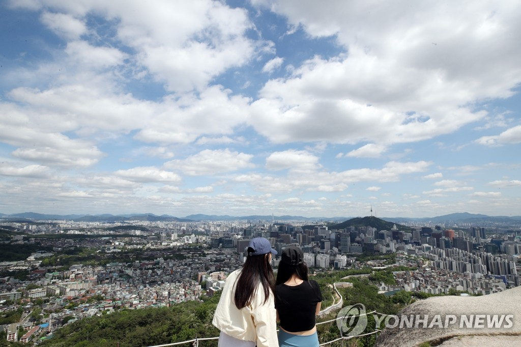 首爾鐘路區仁王山上，市民登山眺遠，雨后的天空一片純淨蔚藍。