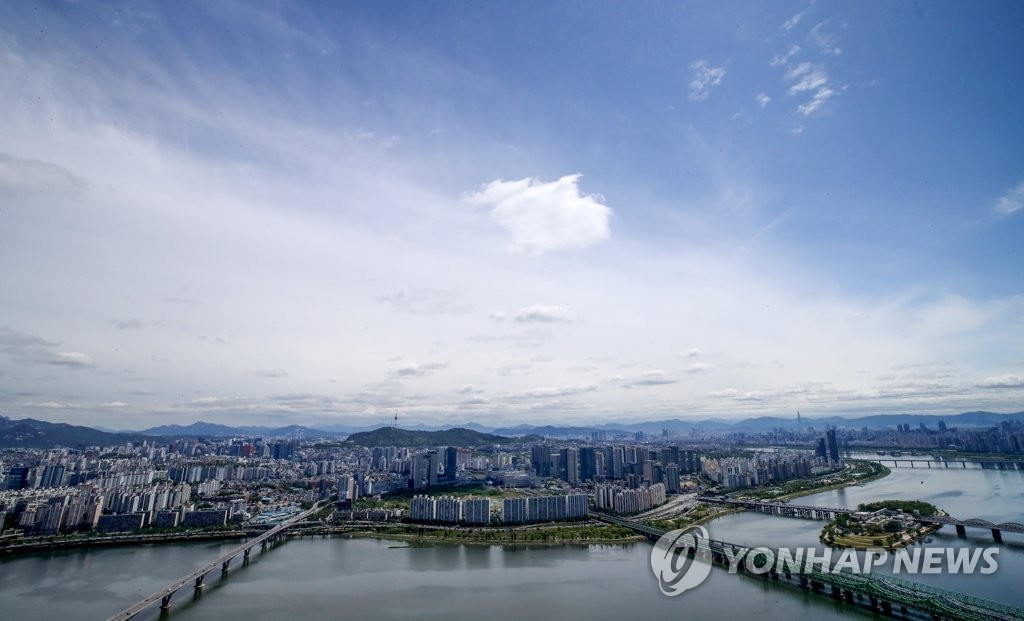 首爾永登浦區汝矣島63大廈角度下的天空，雨后一片清透蔚藍。