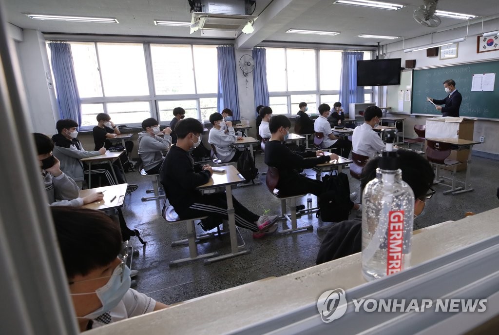 在首爾永登浦區汝矣島高中，學生們准備考試。