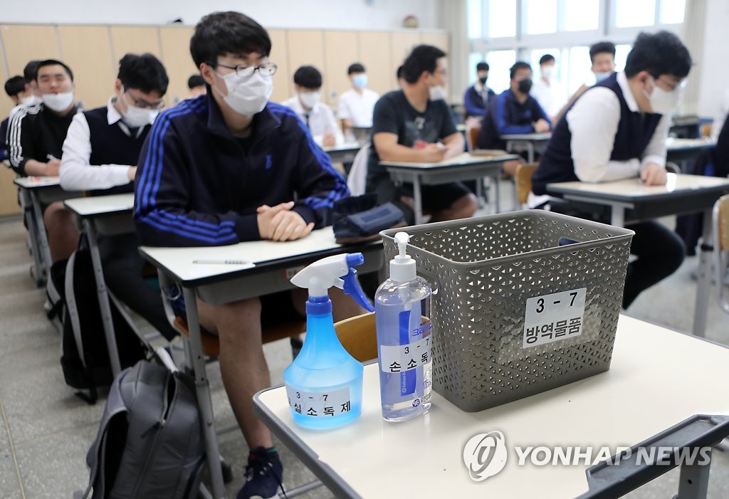 釜山鎮高中教室裡配備著手部消毒劑等防疫物品。