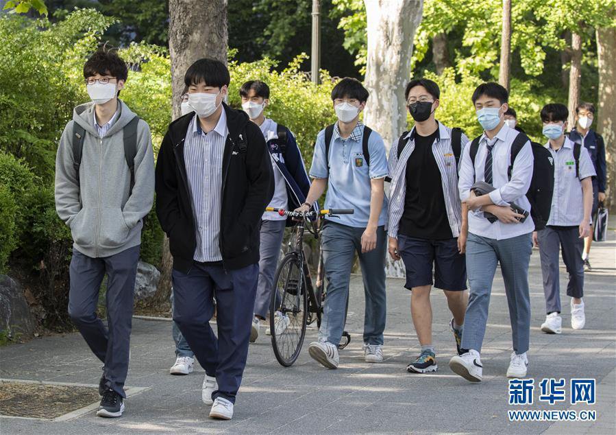5月27日，韓國首爾普成中學的學生們返校復課。