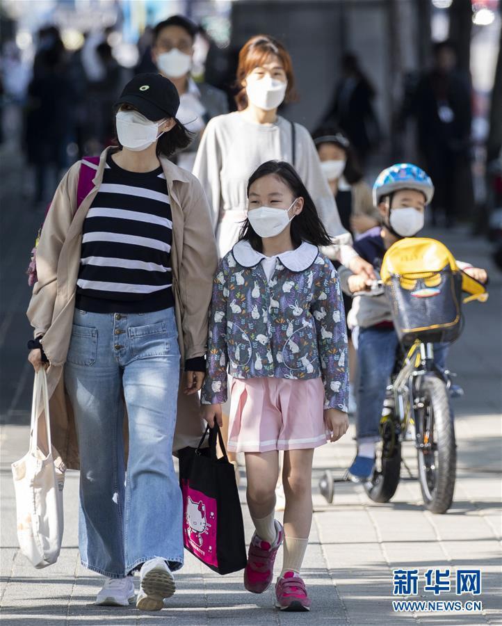 5月27日，韓國首爾世輪小學的學生們在家長陪同下返校。 