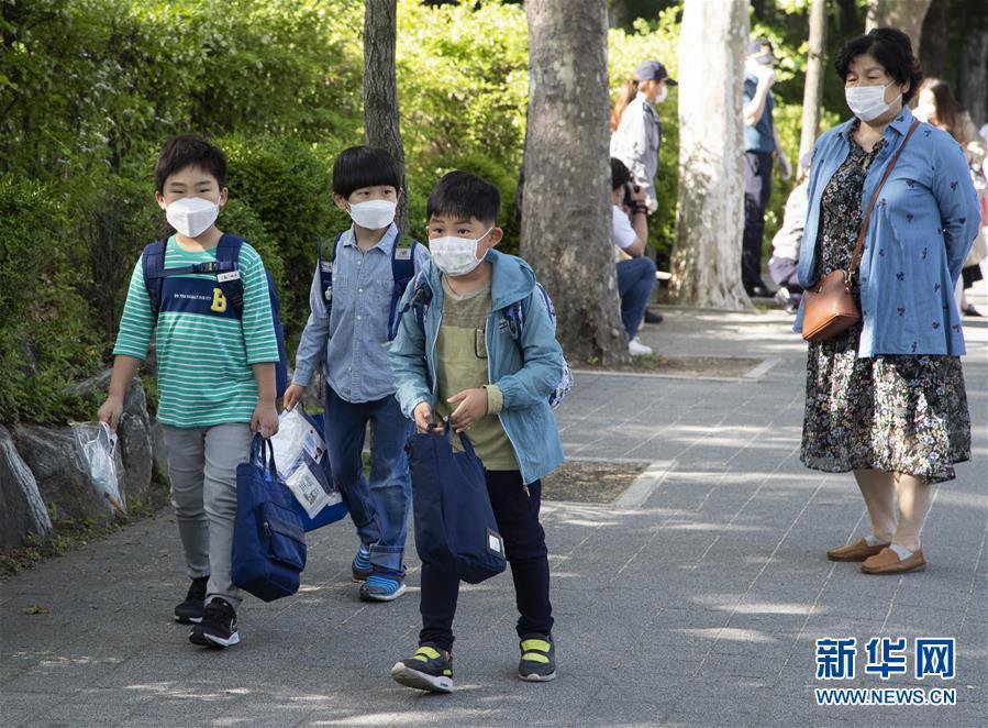 月27日，韓國首爾世輪小學的學生們返校復課。 