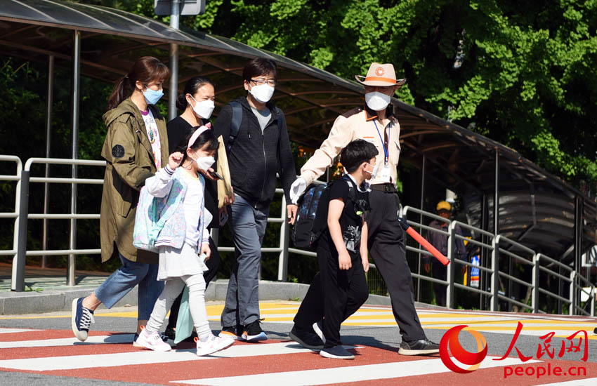 5月27日，韓國高二、初三、小學一二年級及幼兒園學生當天返校復課。裴埈基攝
