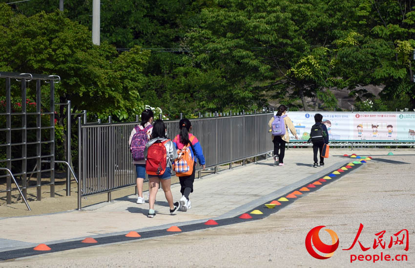 5月27日，韓國高二、初三、小學一二年級及幼兒園學生當天返校復課。裴埈基攝
