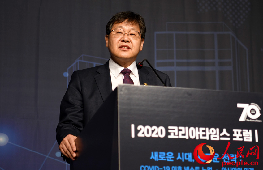 韓國經濟副總理洪楠基圍繞“后疫情時代新常態與亞洲未來”進行討論。裴埈基攝