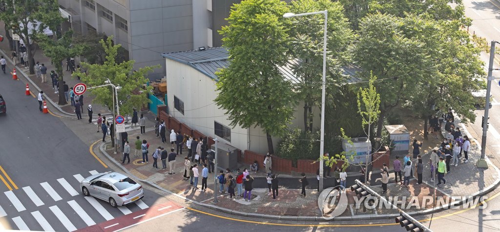 29日上午，在首爾永登浦區的天主教大學汝矣島聖母醫院的篩查診所，學生、老師等市民們正在排隊接受檢測。（圖源：韓聯社）