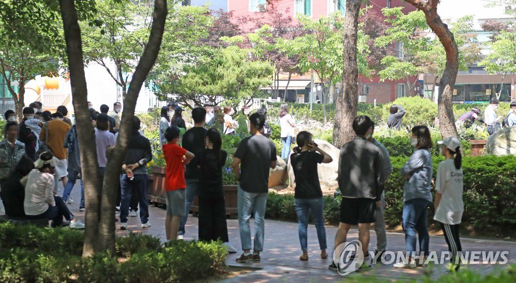 29日上午，在首爾永登浦保健所的篩查診所旁邊的首爾永登浦公園內，市民們正在排隊接受檢測。（圖源：韓聯社）