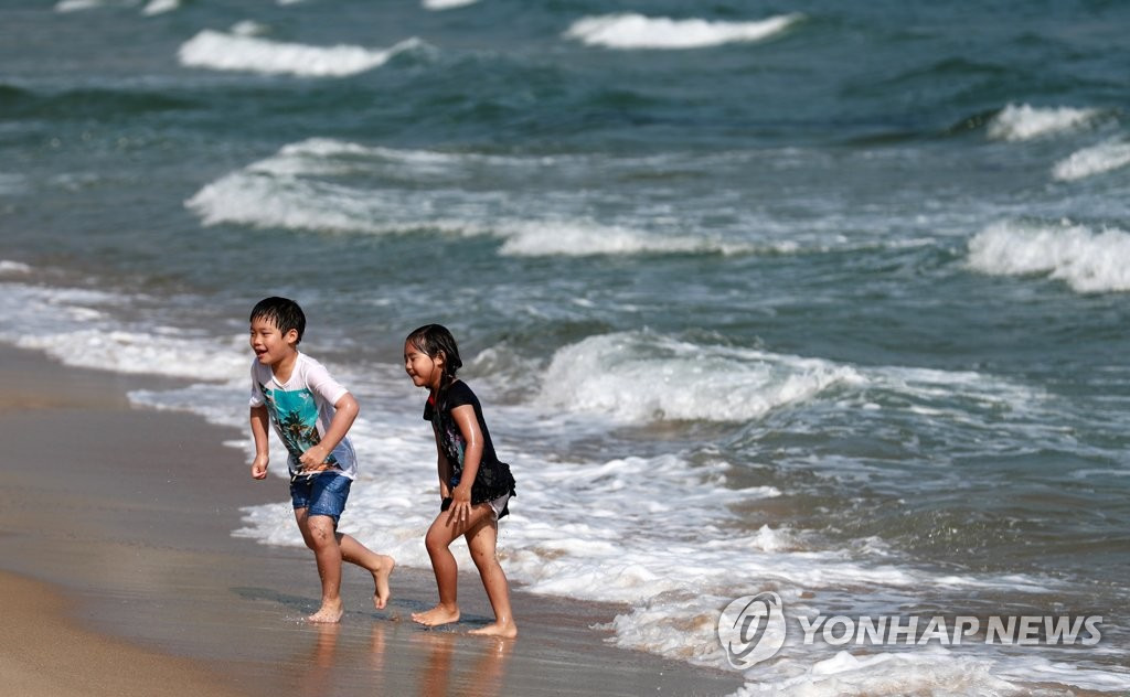 5月28日下午，在釜山海雲台海水浴場裡，小朋友們在海邊玩耍。