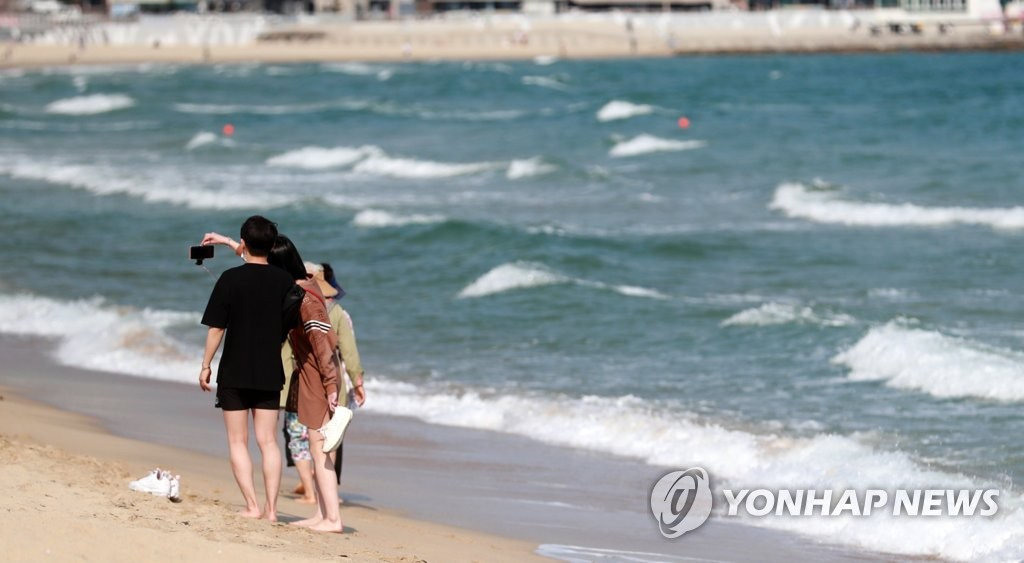 5月28日下午，市民們在釜山海雲台海水浴場避暑。