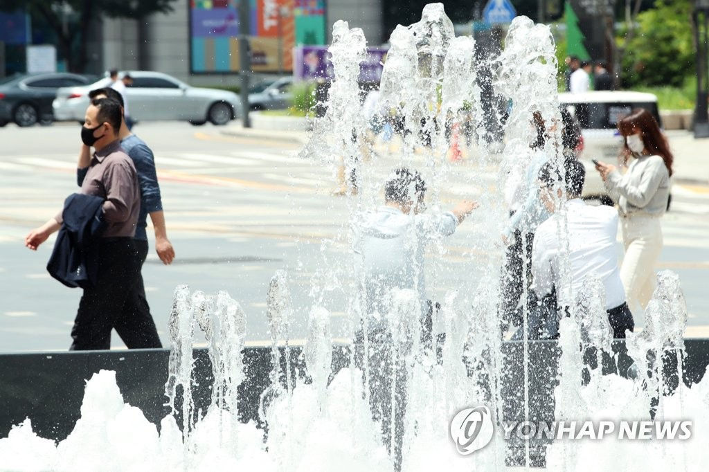 5月28日下午，市民們正在首爾中區清溪廣場休息。