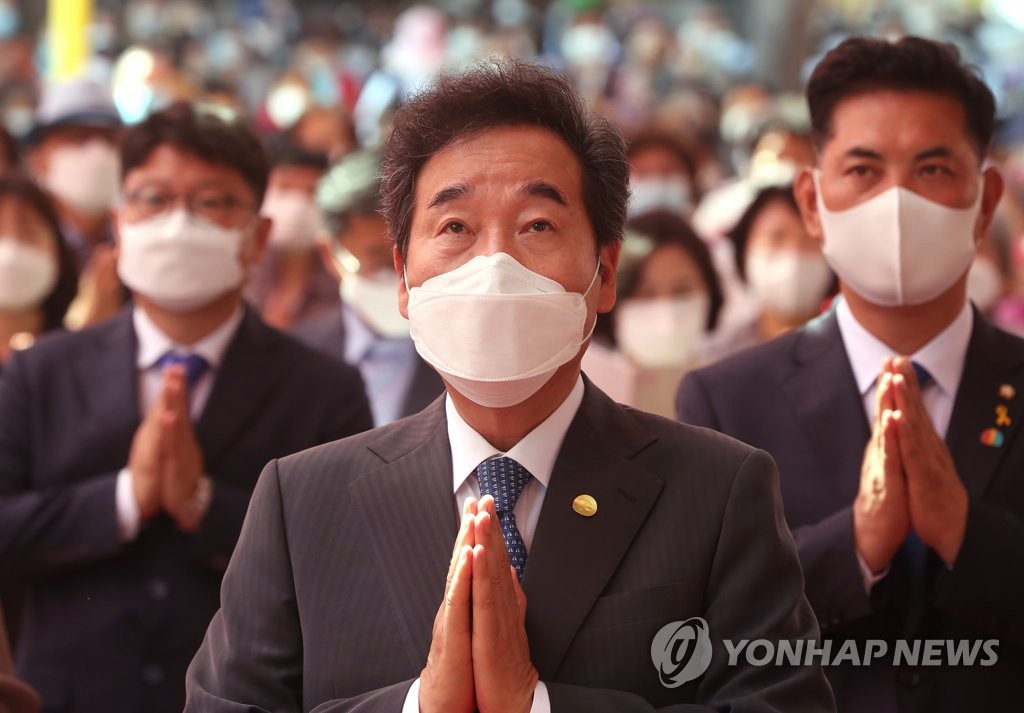 5月30日，韩国前总理、共同民主党新冠肺炎疫情国难克服对策委员长李洛渊出席佛祖诞辰纪念仪式。