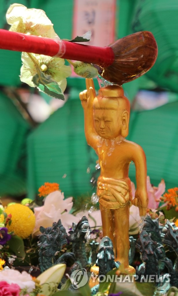 佛祖誕辰紀念儀式的前一天，5月29日下午，信徒們在首爾市鐘路區的曹溪寺舉行浴佛儀式。