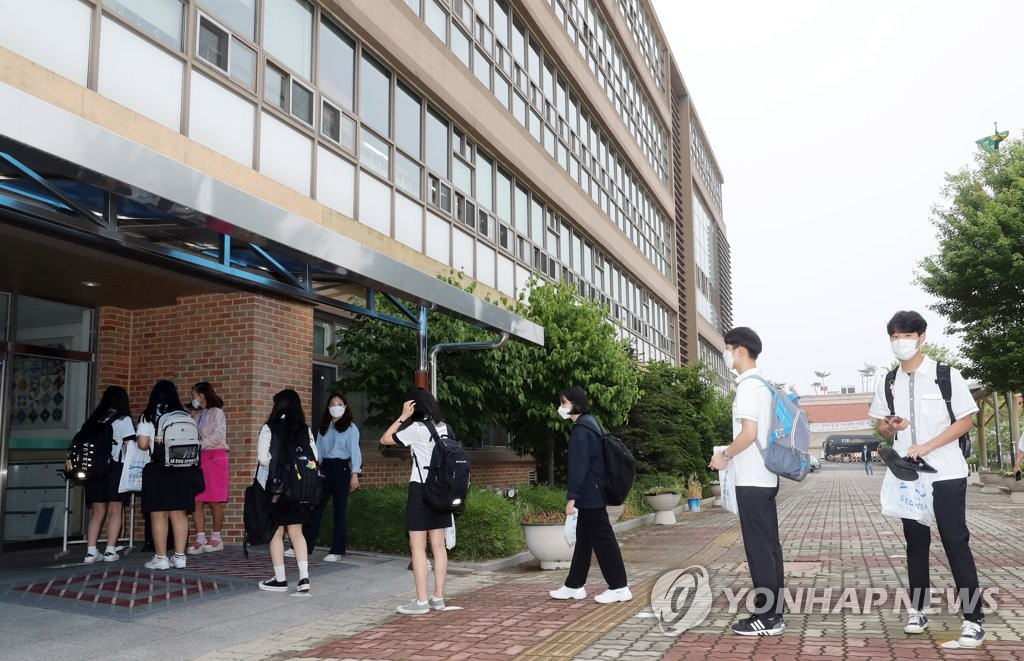 在清州市興德區鳳鳴高中，學生保持間距，有序進入教室。