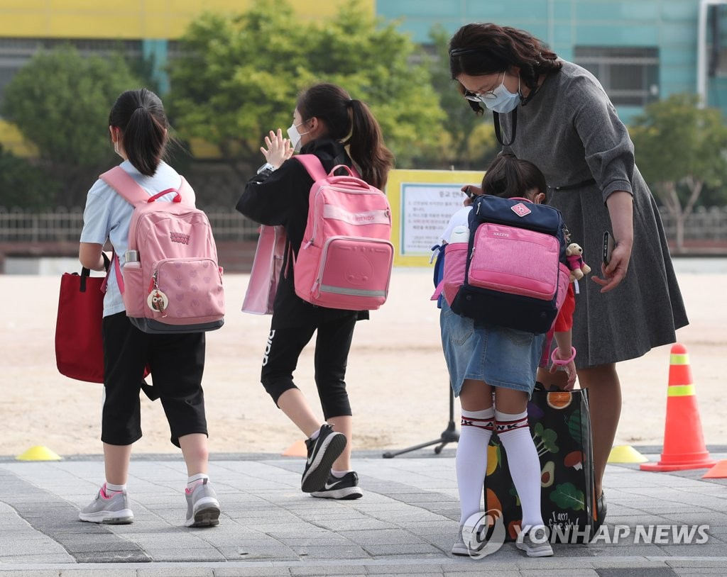 在首爾城北區一所小學內，學生們正在返校。