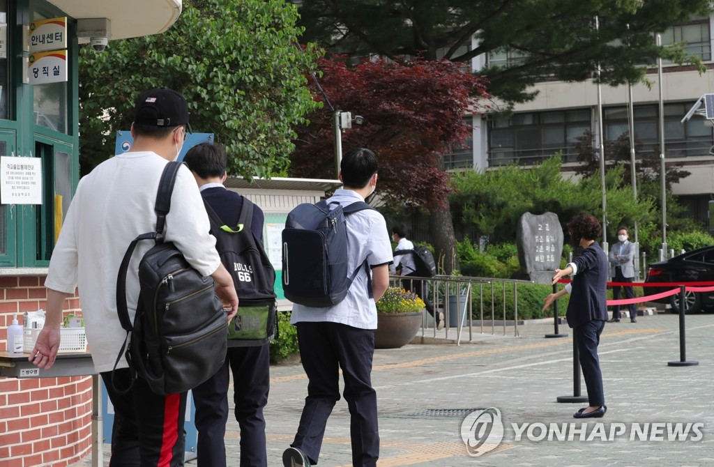 在首爾龍山區一所中學內，學生們正在有序返校。