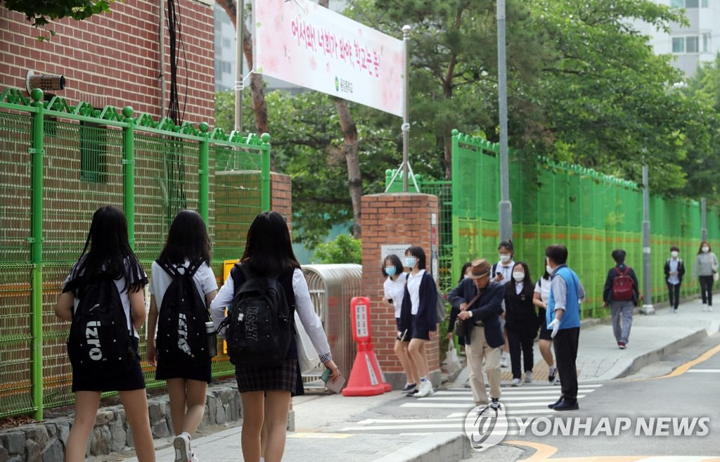 在首爾龍山區一所中學內，學生們走在返校途中。