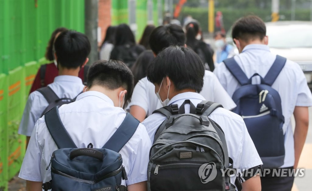 在首爾龍山區一所中學內，學生們走在返校途中。