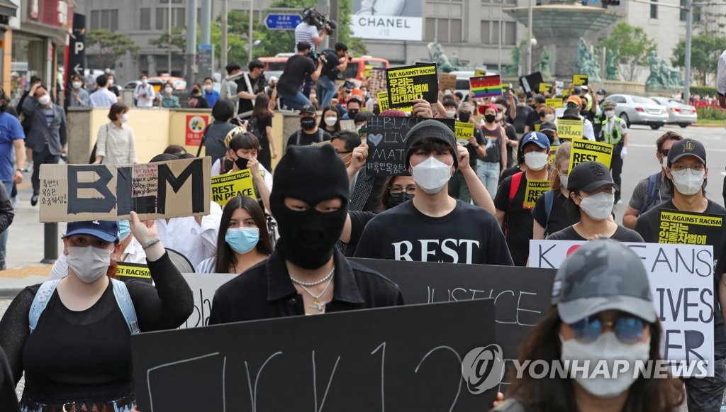 6月6日下午，示威者涌向首尔明洞街头反对种族歧视。