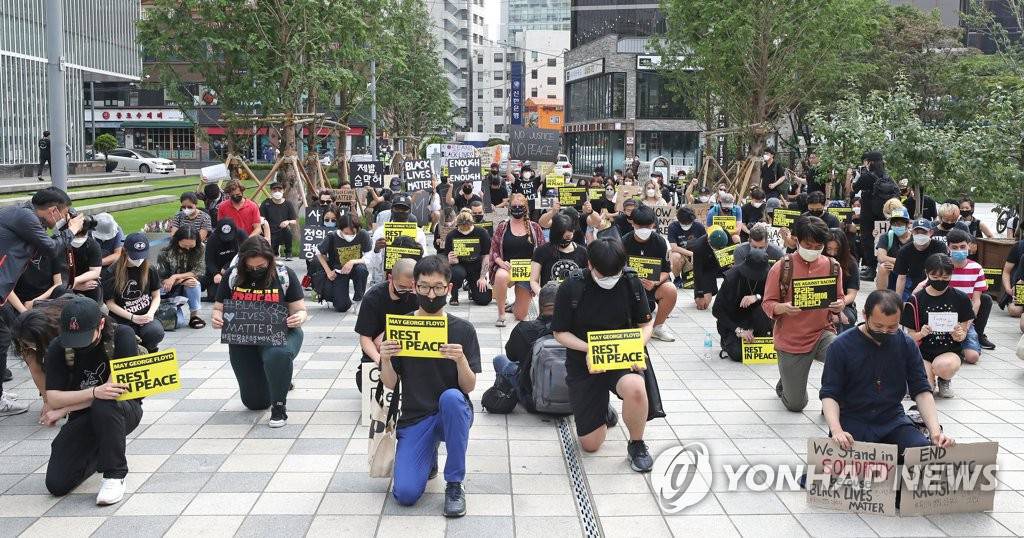 6月6日下午，在首尔明洞街头，示威者下跪以悼念弗洛伊德。