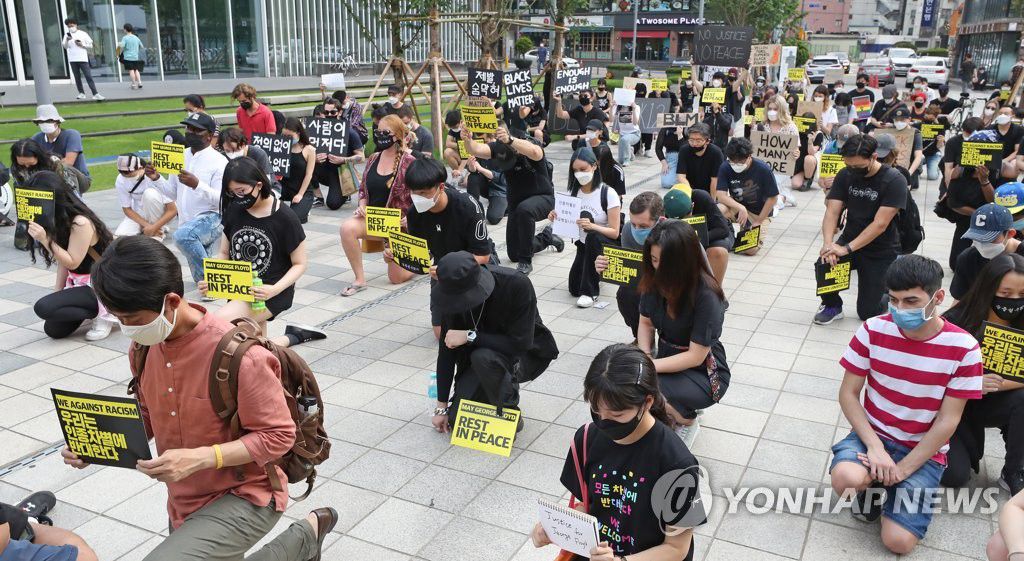 6月6日下午，在首尔明洞街头，示威者下跪以悼念弗洛伊德。