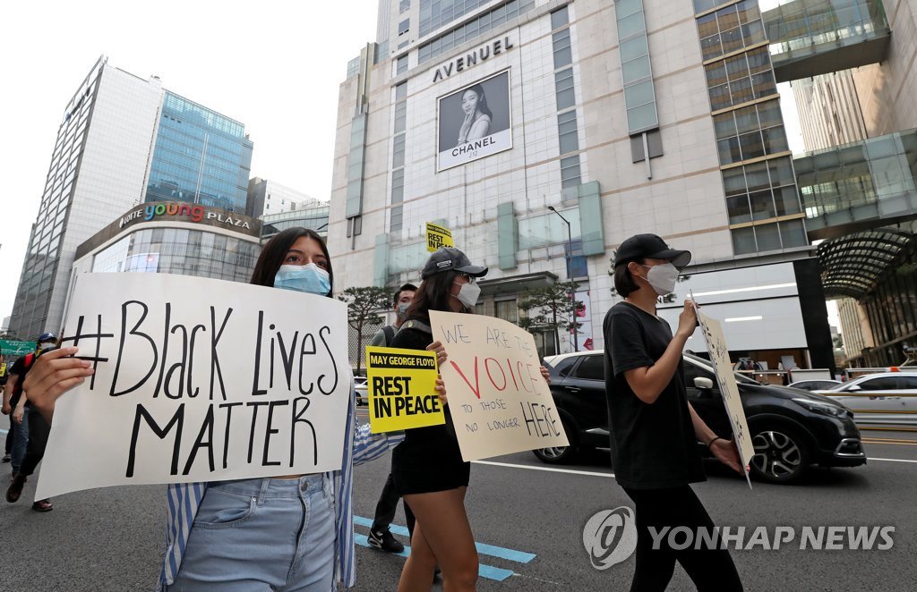 6月6日下午，示威者涌向首尔明洞街头反对种族歧视。